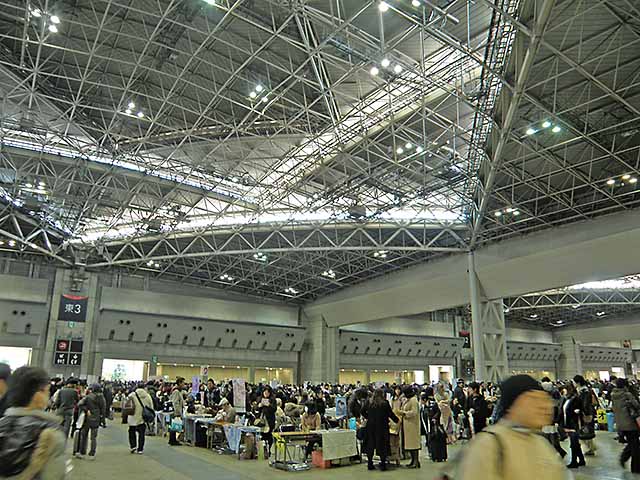 盛況な会場内。