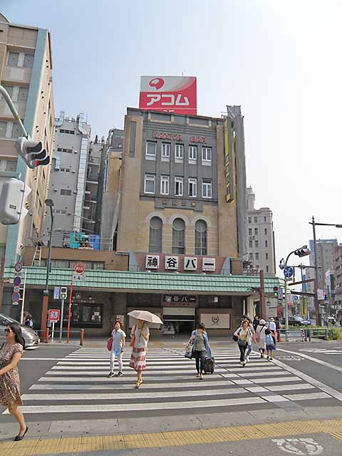 朝にけぶる神谷バー。