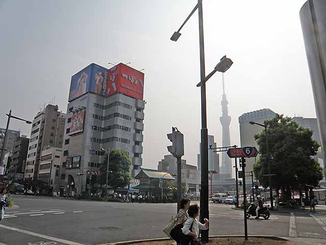 朝にけぶる浅草一丁目交差点。