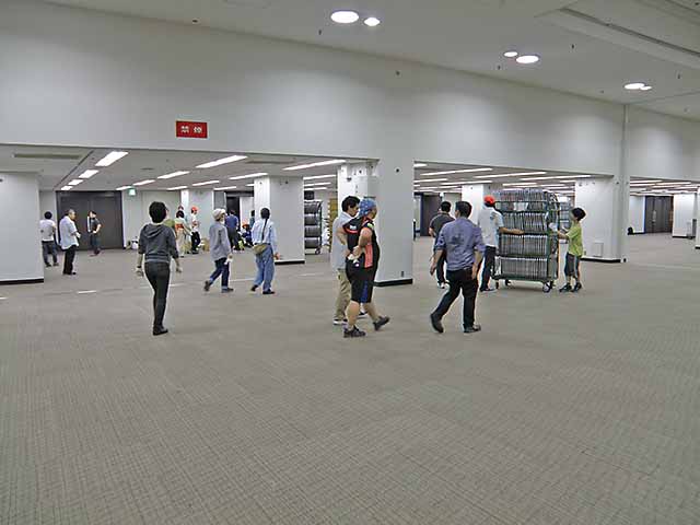 会場を後にする参加者の方々