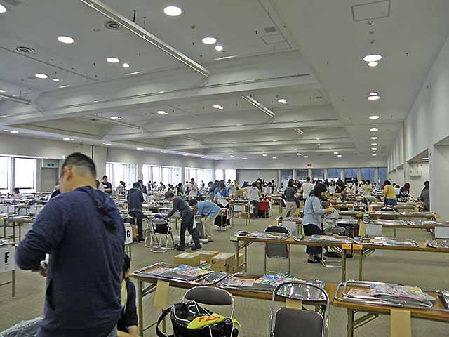 設営に勤しむ参加者の皆さん