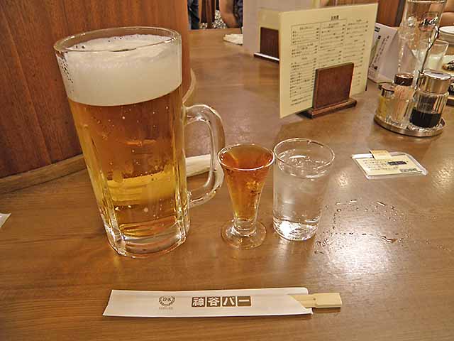 電気ブランとチェイサーにビール。