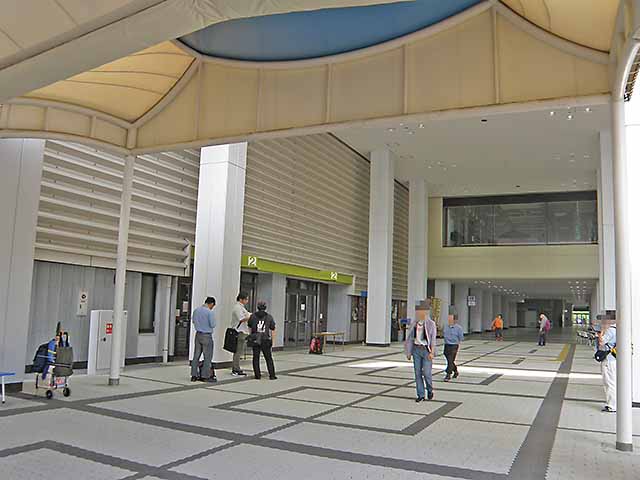 二号館前エントランス