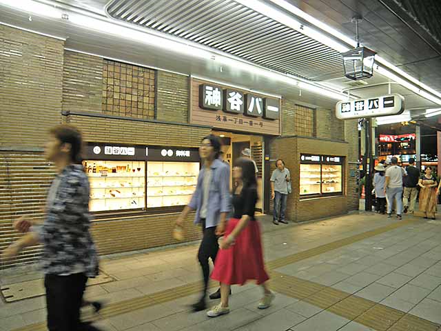 神谷バーの賑わい