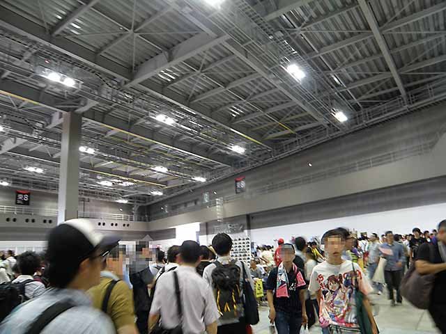 盛況な開場後。