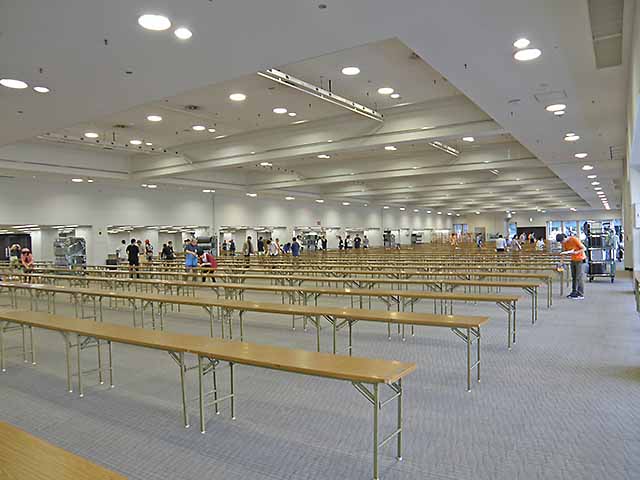 設営準備、机。