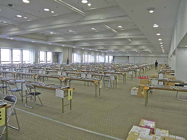 設営準備、椅子。