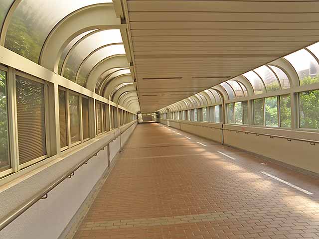 東芝ビルへの陸橋