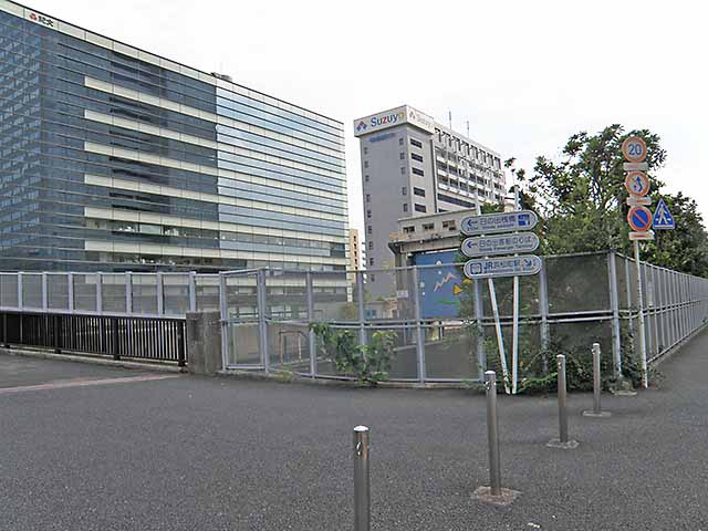 東芝浦橋のたもと