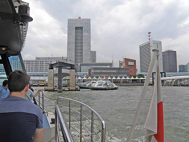 向こうも離岸中