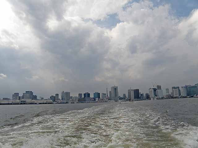 日の出桟橋を遠望す