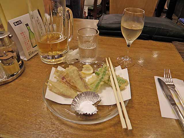 茗荷とアスパラの天ぷらとカミヤワイン白