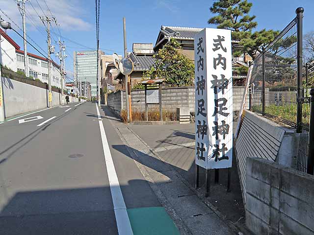 府道からの入り口