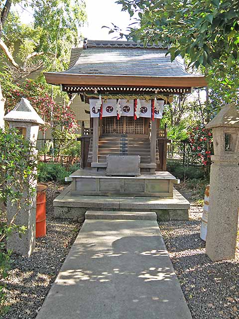 本殿向かって右に末社