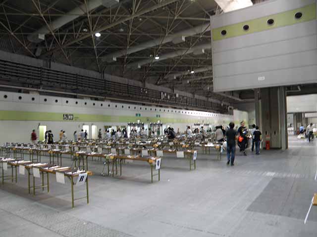 見る間に机が揃って行く