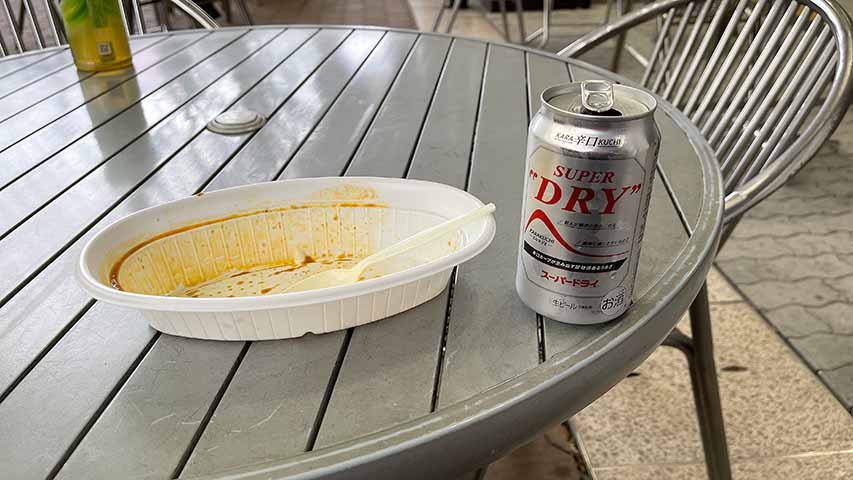 腹ごしらえ。カレー720円と缶ビール500円